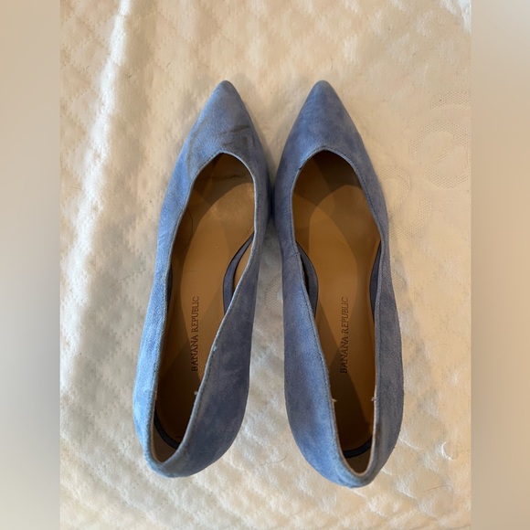 Banana Republic women’s heels, periwinkle blue, suede leather - Picture 3 of 3